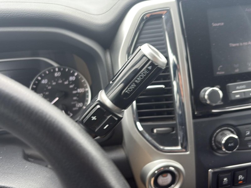 Nissan Titan Vehicle Full-screen Gallery Image 16