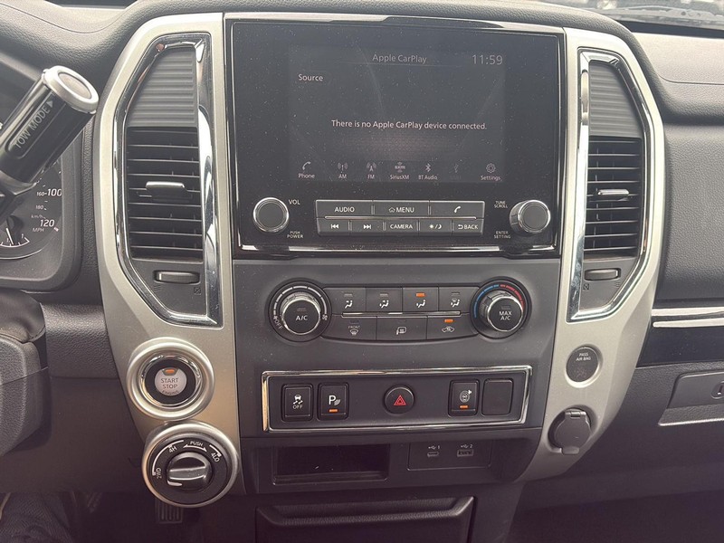 Nissan Titan Vehicle Full-screen Gallery Image 17