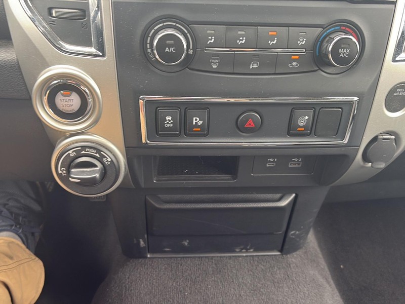 Nissan Titan Vehicle Full-screen Gallery Image 19