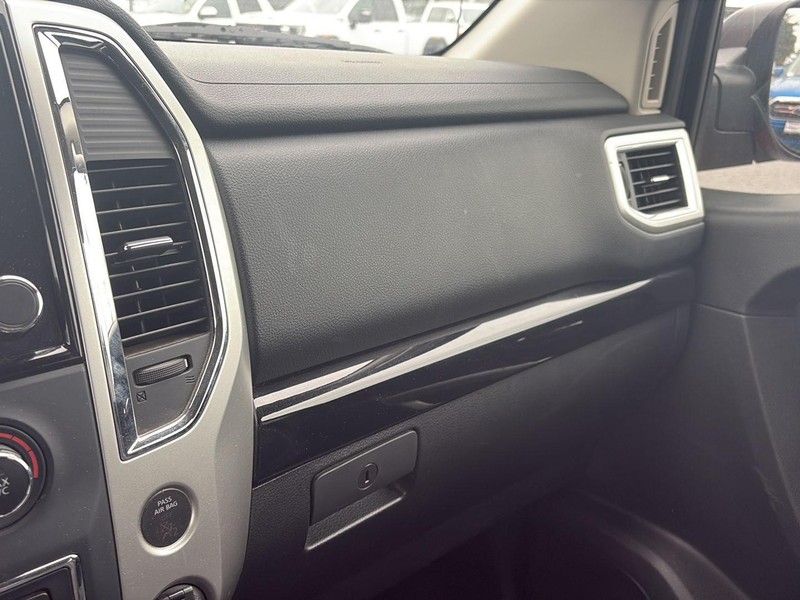 Nissan Titan Vehicle Full-screen Gallery Image 20