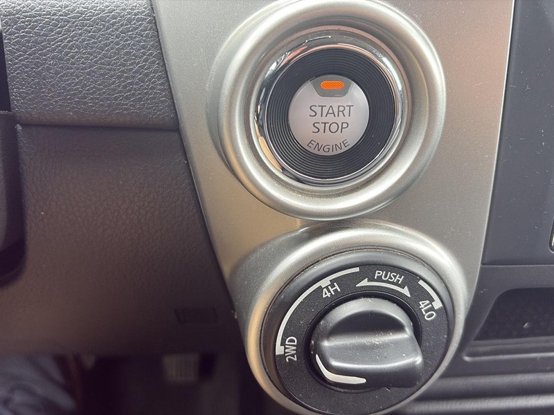 Nissan Titan Vehicle Full-screen Gallery Image 23
