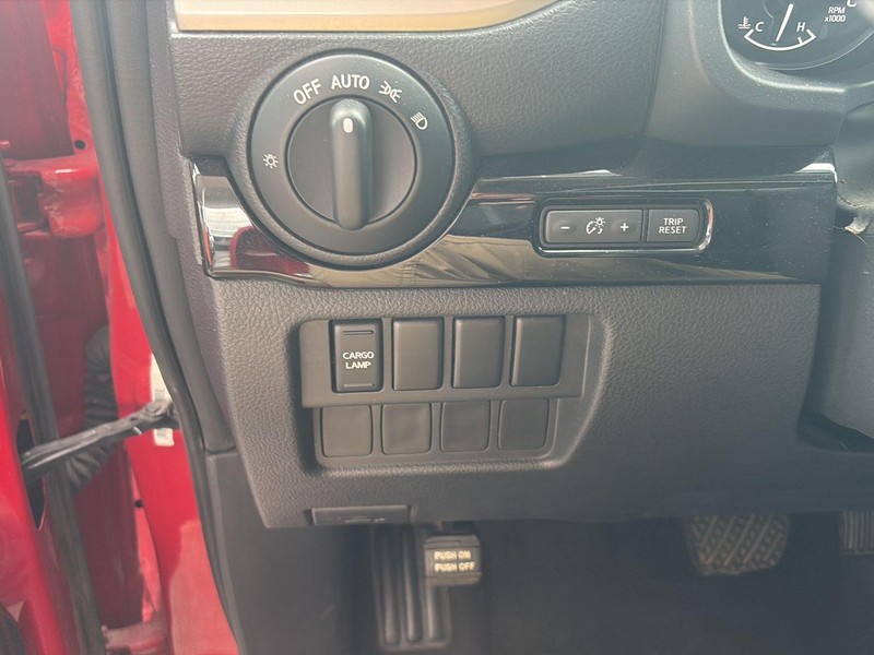 Nissan Titan Vehicle Full-screen Gallery Image 24