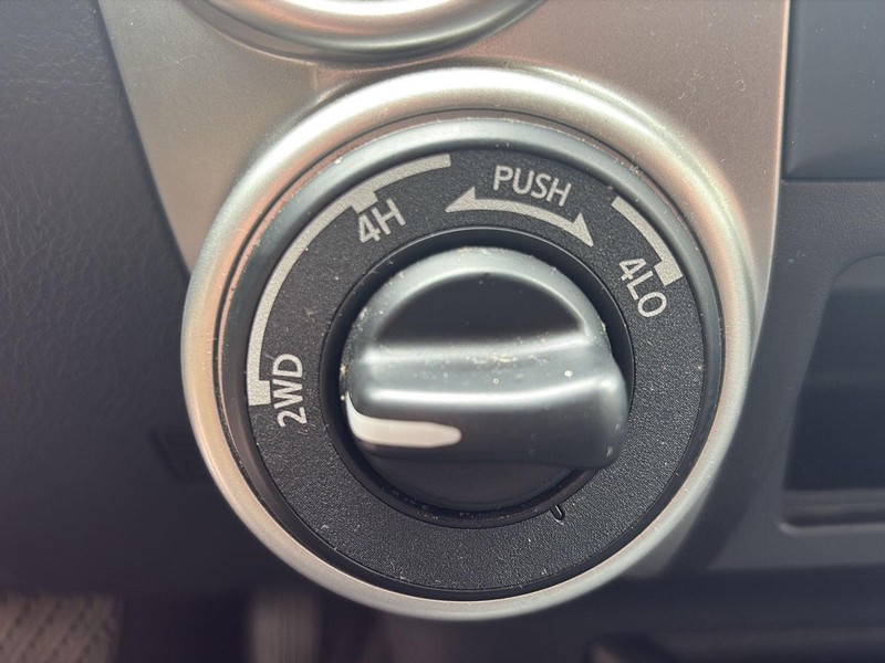 Nissan Titan Vehicle Full-screen Gallery Image 25