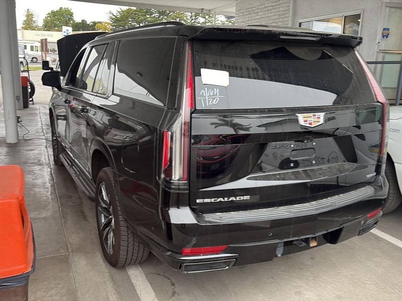 Cadillac Escalade ESV Vehicle Full-screen Gallery Image 03