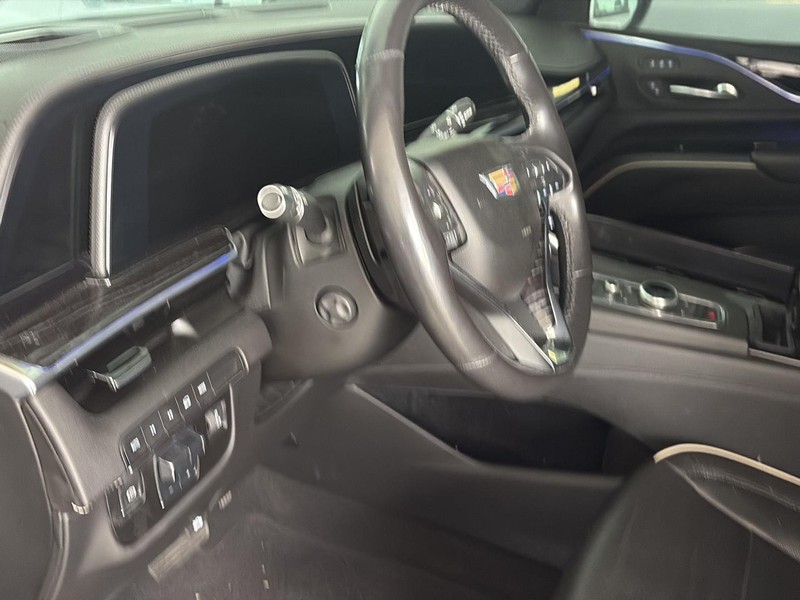Cadillac Escalade ESV Vehicle Full-screen Gallery Image 07