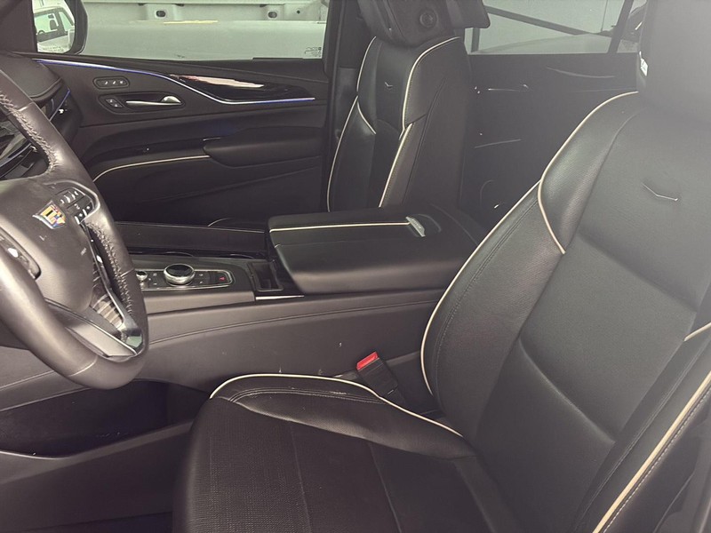 Cadillac Escalade ESV Vehicle Full-screen Gallery Image 08
