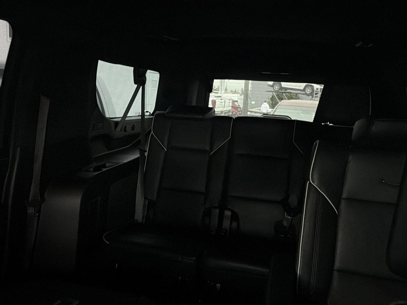 Cadillac Escalade ESV Vehicle Full-screen Gallery Image 09