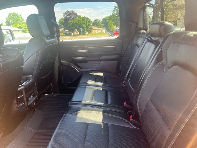 Ram 1500 Vehicle Full-screen Gallery Image 12