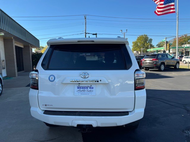 Toyota 4Runner Vehicle Full-screen Gallery Image 4