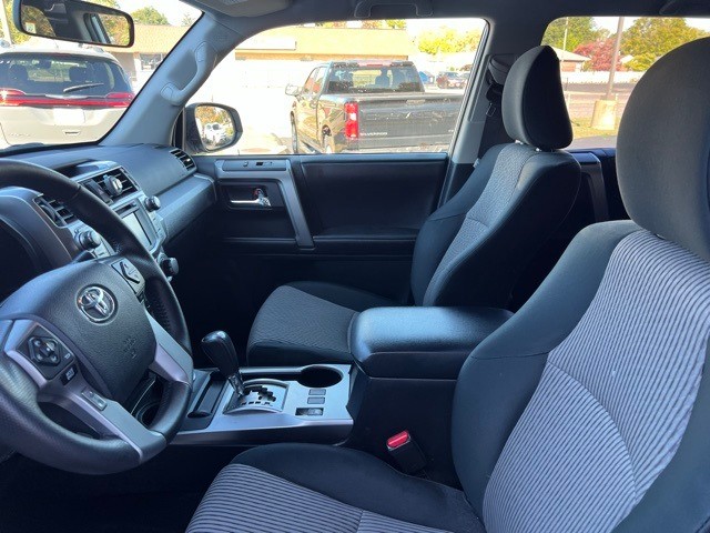 Toyota 4Runner Vehicle Full-screen Gallery Image 6