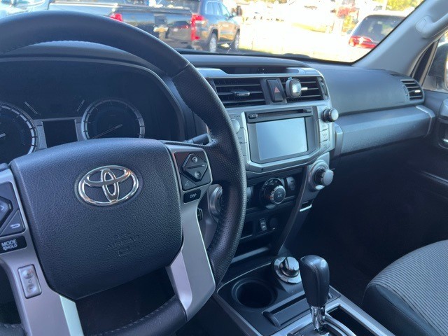 Toyota 4Runner Vehicle Full-screen Gallery Image 7