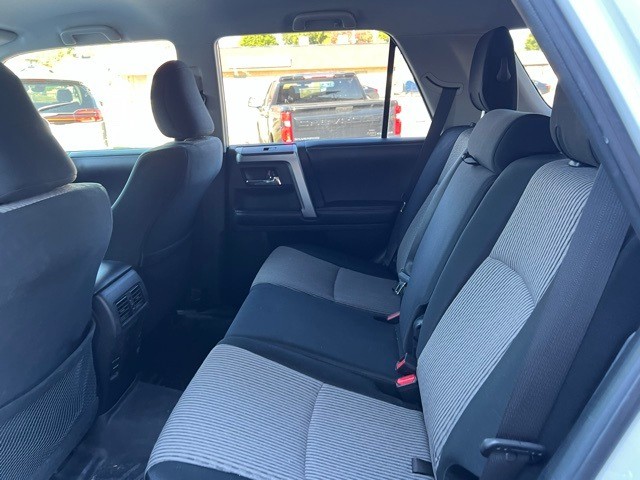 Toyota 4Runner Vehicle Full-screen Gallery Image 8