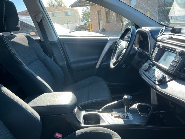 Toyota RAV4 Vehicle Full-screen Gallery Image 4