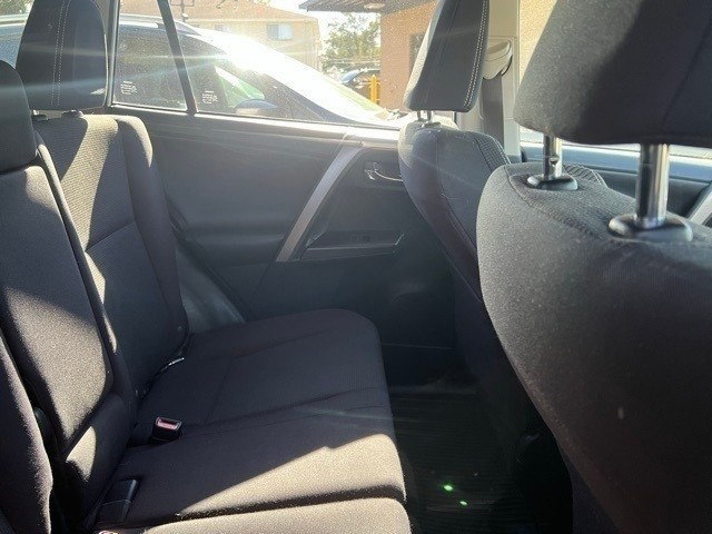 Toyota RAV4 Vehicle Full-screen Gallery Image 5