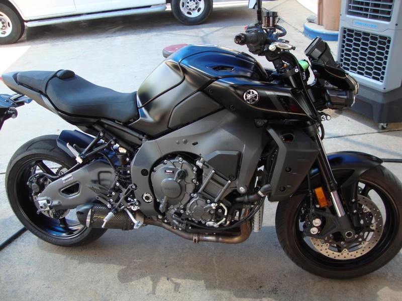 Yamaha MT-10 Vehicle Full-screen Gallery Image 02