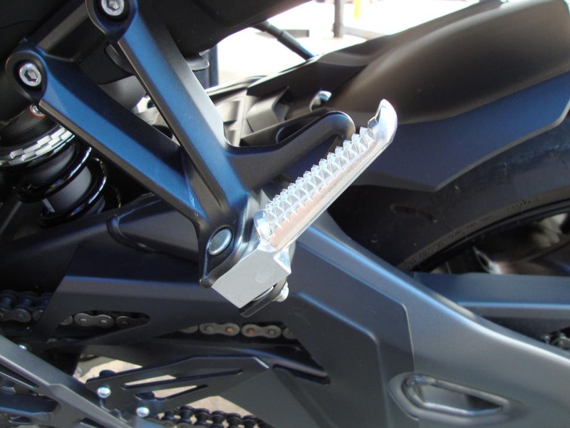 Yamaha MT-10 Vehicle Full-screen Gallery Image 05