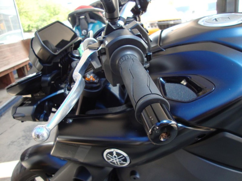 Yamaha MT-10 Vehicle Full-screen Gallery Image 06