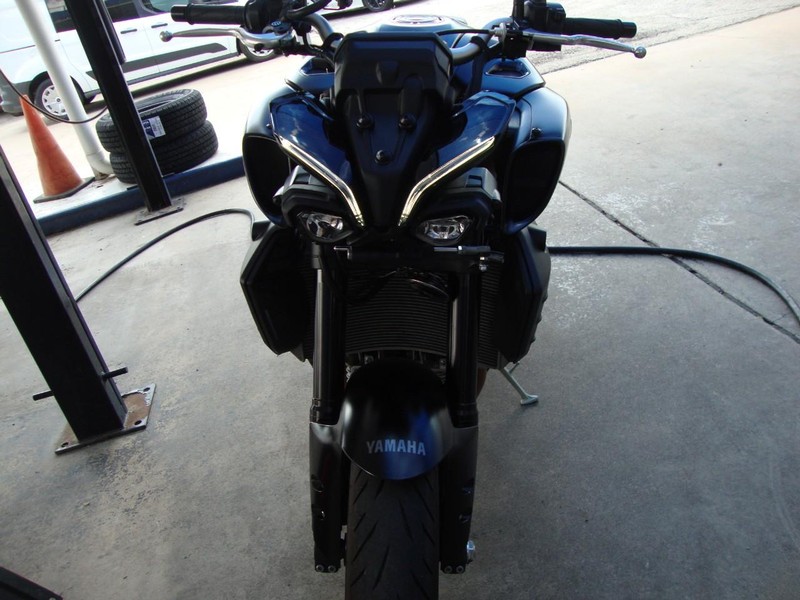 Yamaha MT-10 Vehicle Full-screen Gallery Image 07