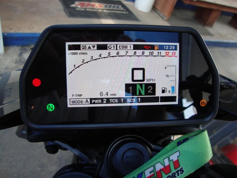 Yamaha MT-10 Vehicle Full-screen Gallery Image 08