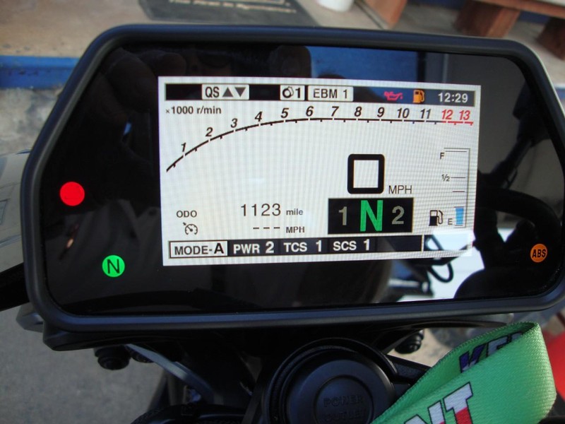 Yamaha MT-10 Vehicle Full-screen Gallery Image 09