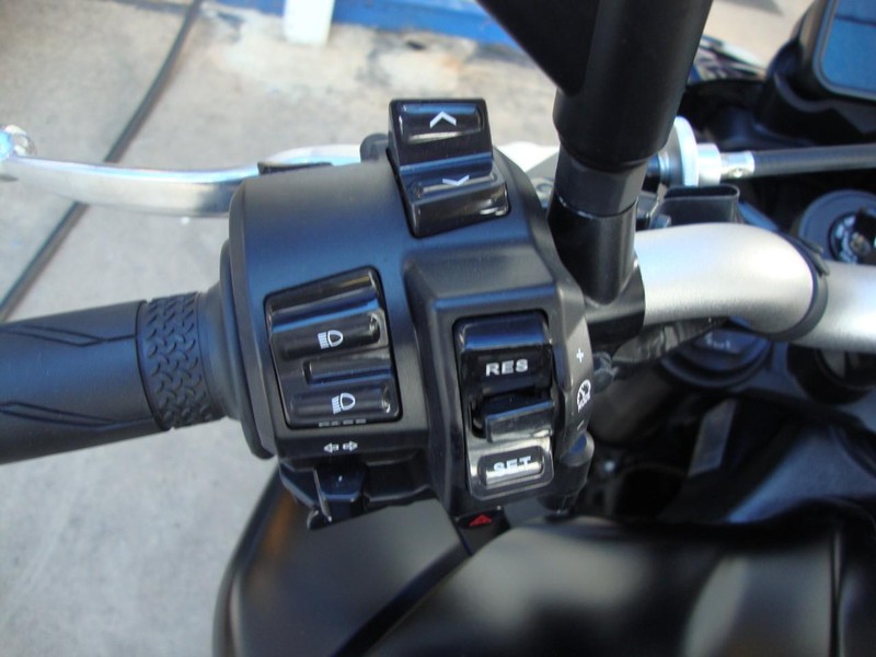 Yamaha MT-10 Vehicle Full-screen Gallery Image 10