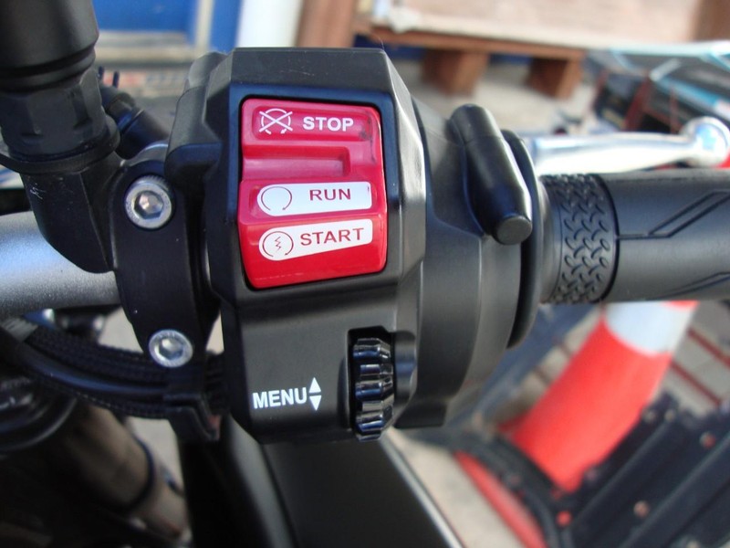 Yamaha MT-10 Vehicle Full-screen Gallery Image 11