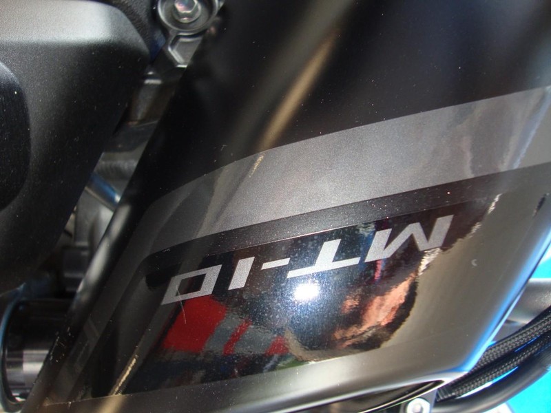 Yamaha MT-10 Vehicle Full-screen Gallery Image 12