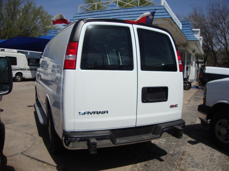 GMC Savana Cargo Van Vehicle Full-screen Gallery Image 03