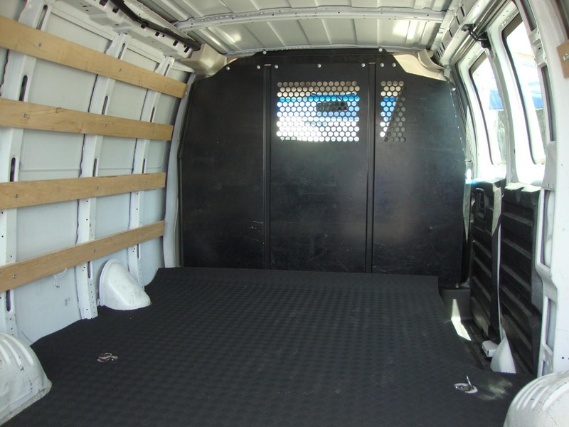 GMC Savana Cargo Van Vehicle Full-screen Gallery Image 04