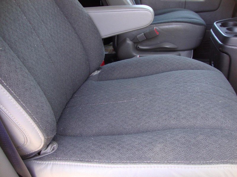 GMC Savana Cargo Van Vehicle Full-screen Gallery Image 06