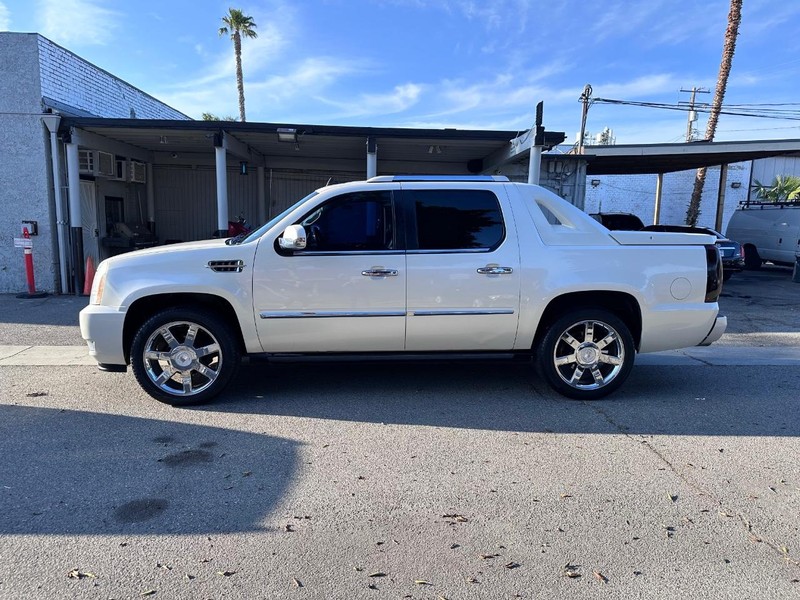Cadillac Escalade EXT Vehicle Full-screen Gallery Image 2