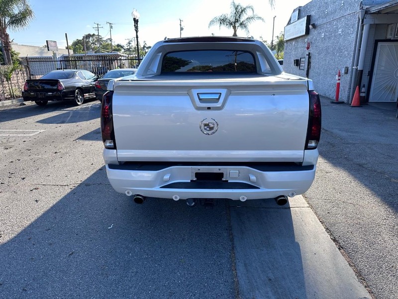 Cadillac Escalade EXT Vehicle Full-screen Gallery Image 4