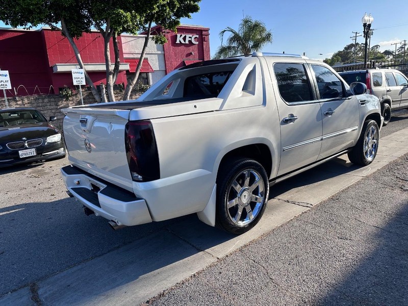 Cadillac Escalade EXT Vehicle Full-screen Gallery Image 5
