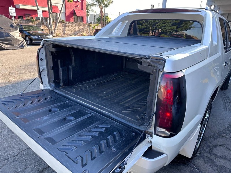 Cadillac Escalade EXT Vehicle Full-screen Gallery Image 10