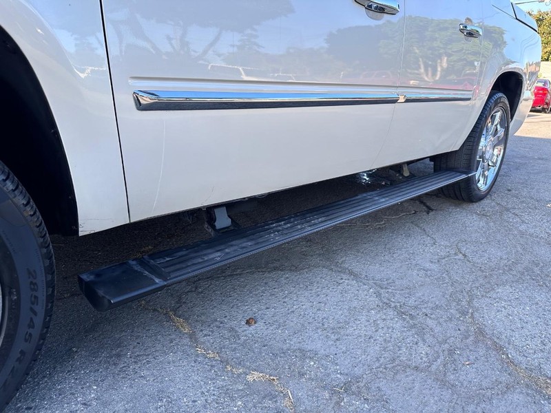 Cadillac Escalade EXT Vehicle Full-screen Gallery Image 11