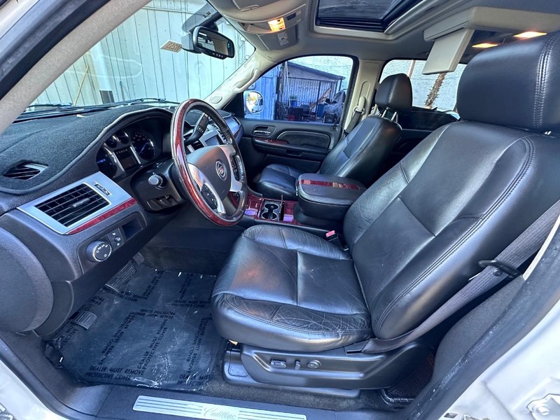 Cadillac Escalade EXT Vehicle Full-screen Gallery Image 12