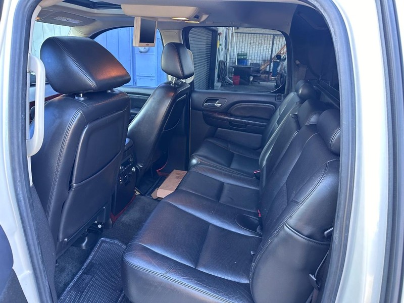 Cadillac Escalade EXT Vehicle Full-screen Gallery Image 13