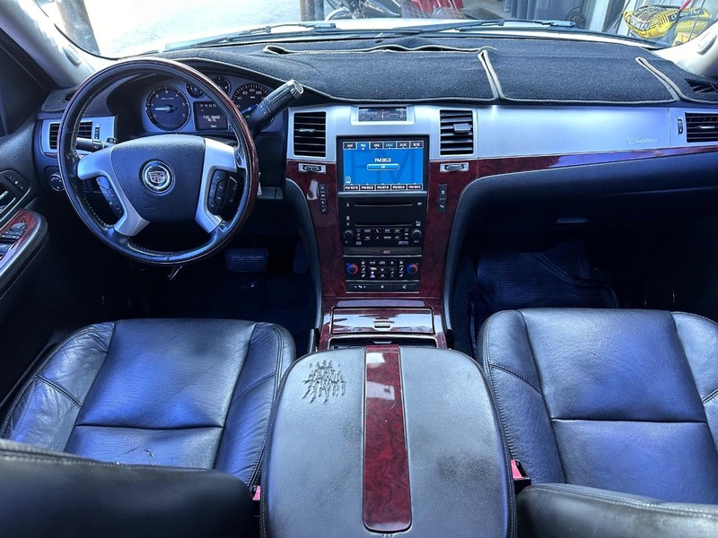 Cadillac Escalade EXT Vehicle Full-screen Gallery Image 14