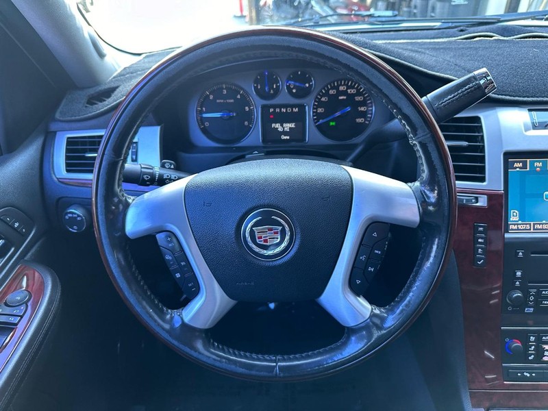 Cadillac Escalade EXT Vehicle Full-screen Gallery Image 18
