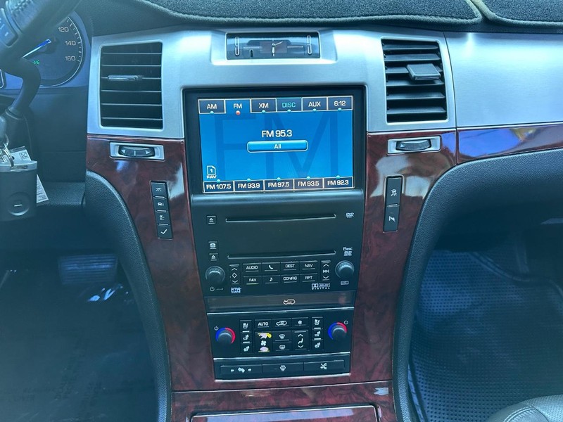 Cadillac Escalade EXT Vehicle Full-screen Gallery Image 19