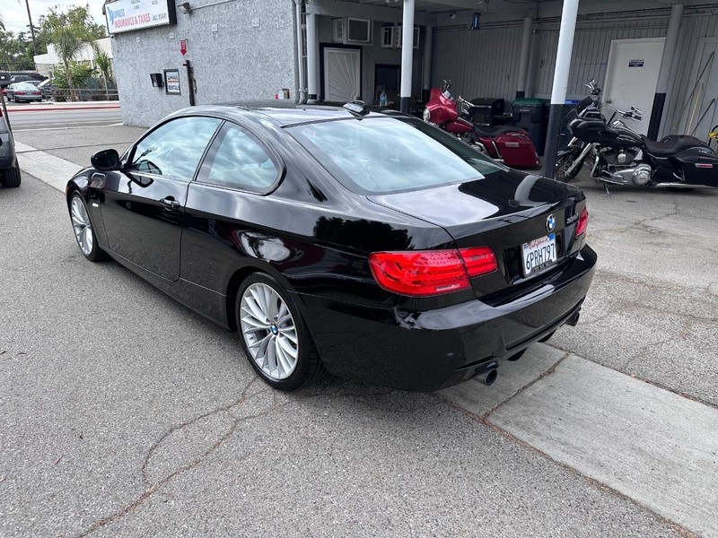 BMW 3 Series Vehicle Full-screen Gallery Image 3