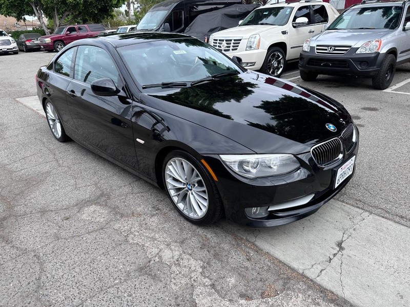 BMW 3 Series Vehicle Full-screen Gallery Image 6