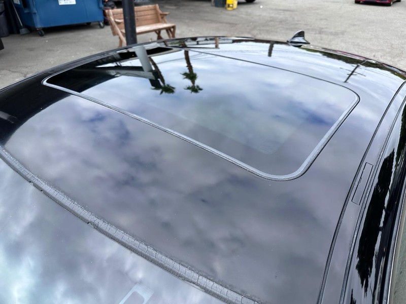 BMW 3 Series Vehicle Full-screen Gallery Image 8