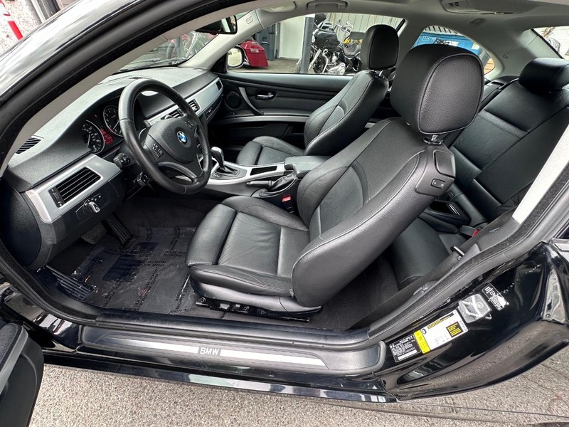 BMW 3 Series Vehicle Full-screen Gallery Image 9