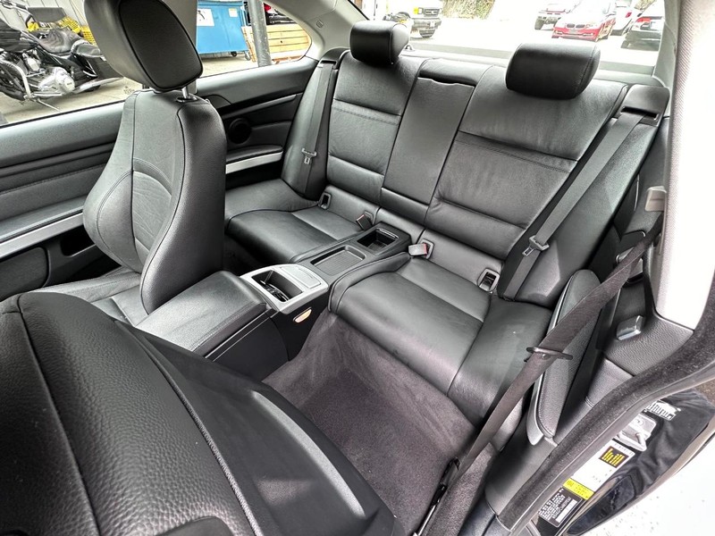BMW 3 Series Vehicle Full-screen Gallery Image 10
