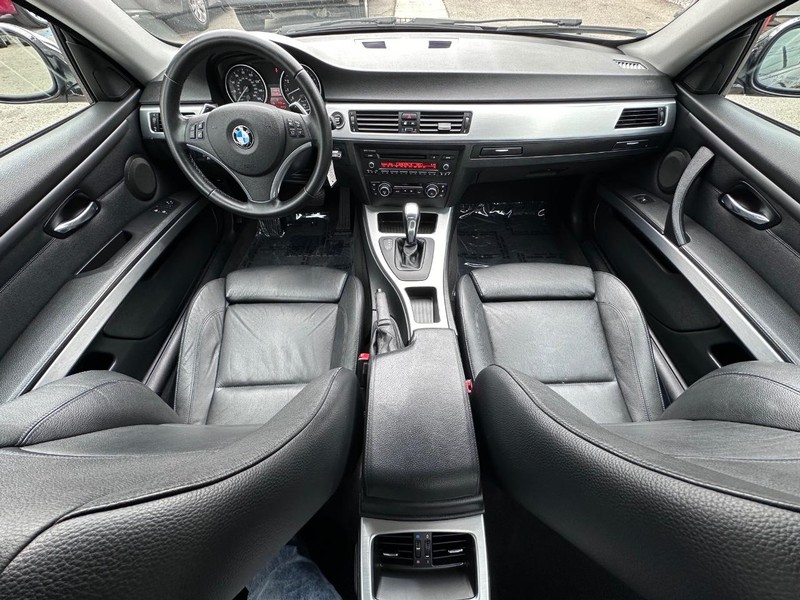 BMW 3 Series Vehicle Full-screen Gallery Image 11