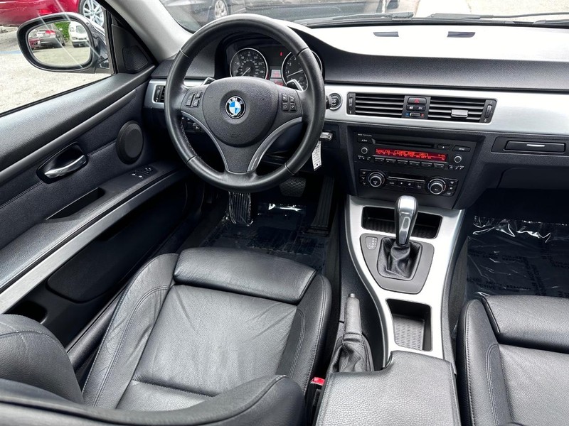 BMW 3 Series Vehicle Full-screen Gallery Image 12