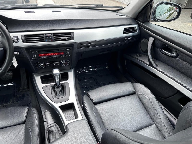 BMW 3 Series Vehicle Full-screen Gallery Image 13