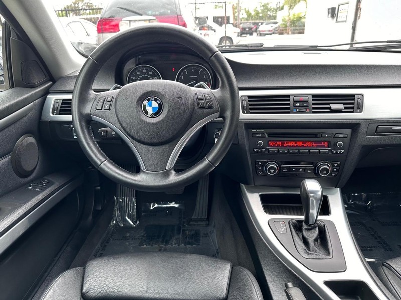 BMW 3 Series Vehicle Full-screen Gallery Image 14
