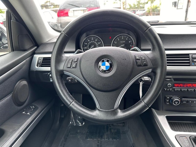 BMW 3 Series Vehicle Full-screen Gallery Image 15